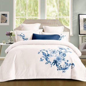 Lenjerie pat dublu, Primăvara,  FINET, Cearsaf cu Elastic 160x200cm, Alb, Albastru, model elegant cu flori si fluturi - Lux Absolut, Delicatețe și Eleganță Desăvârșită