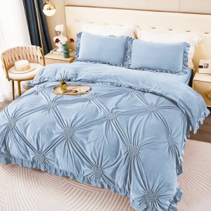 Lenjerie de Pat Dublu Luxury din Catifea Cocolino cu Pliuri Brodate și Volănașe, Pucioasa, 4 Piese, Bleu, Premium – Eleganță și Confort Desăvârșit pentru Dormitorul Tău, bleu