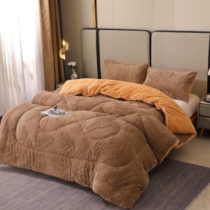 Pilota Groasă Cocolino Gofrat 3D cu Fluturi în Relief și Dos din Blăniță Sherpa, Umplutură Vatelină Siliconică, 200x230 cm + 2 Fețe de Pernă 50x70 cm - Căldură și Rafinament pentru Un Somn Odihnitor, Maro