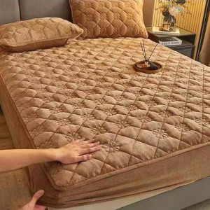 Husã matlasatã tip topper din catifea, 160x200cm + 2 fete de perna 50x70cm, maro deschis