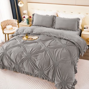 Lenjerie de Pat Dublu Luxury din Catifea Cocolino cu Pliuri Brodate și Volănașe, Pucioasa, 4 Piese, Bleu, Premium – Eleganță și Confort Desăvârșit pentru Dormitorul Tău, gri