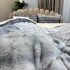 Pilota Groasă cu Fața din Blăniță Artificială de Iepure și Dos din Blăniță Sherpa Alba, Umplutură Vatelină Siliconică, 200x230 cm + 2 fete de perna 50x70cm - Confort Termic Premium și Eleganță pentru Nopți Racoroase, Gri degrade [3]