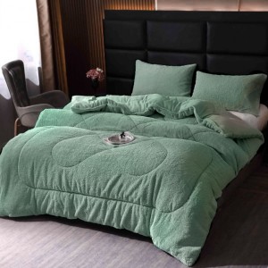 Pilota Groasă cu Fața din Blăniță Artificială de Iepure și Dos din CoCoLiNo Pufos, Umplutură Vatelină Siliconică, 200x230 cm + 2 fete de perna 50x70cm - Confort Termic Premium și Eleganță pentru Nopți Racoroase, Verde Menta