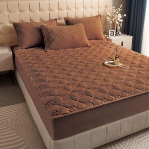 Husã matlasatã tip topper din catifea, 160x200cm + 2 fete de perna 50x70cm, maro