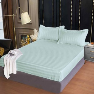 Cearșaf cu Elastic 160x200 cm – Damasc Finetat, 70% Bumbac, 2 Fețe de Pernă 55x80 cm, Aqua – Confort Premium și Fixare Perfectă