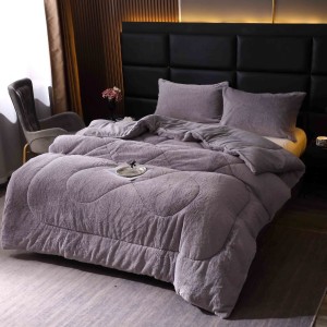 Pilota Groasă cu Fața din Blăniță Artificială de Iepure și Dos din CoCoLiNo Pufos, Umplutură Vatelină Siliconică, 200x230 cm + 2 fete de perna 50x70cm - Confort Termic Premium și Eleganță pentru Nopți Racoroase, Gri Pilota Groasă cu Fața din Blăniță Artificială de Iepure și Dos din CoCoLiNo Pufos, Umplutură Vatelină Siliconică, 200x230 cm + 2 fete de perna 50x70cm - Confort Termic Premium și Eleganță pentru Nopți Racoroase, Gri