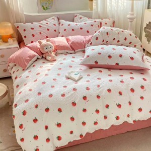 Lenjerie pat 1 PERSOANA,  Soft Touch CREPONAT DELUXE, 4 piese, cu ELASTIC, Alb-Roz, capsune