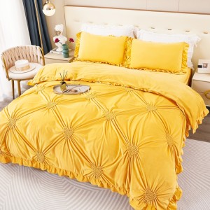 Lenjerie de Pat Dublu Luxury din Catifea Cocolino cu Pliuri Brodate și Volănașe, Pucioasa, 4 Piese, Bleu, Premium – Eleganță și Confort Desăvârșit pentru Dormitorul Tău, galben