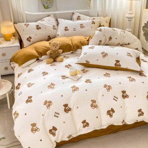 Lenjerie pat 1 PERSOANA,  Soft Touch CREPONAT DELUXE, 4 piese, cu ELASTIC, Maro, ursuleti