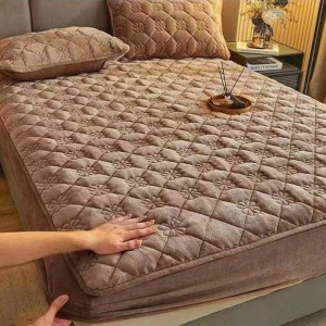 Husã matlasatã tip topper din catifea, 160x200cm + 2 fete de perna 50x70cm, cappuccino