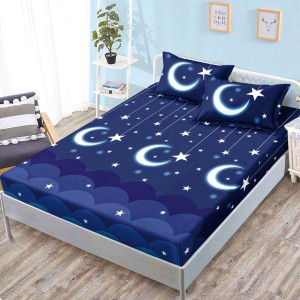 Cearsaf cu elastic, FINET, 160x200cm, 2 fete de perne 50x70cm, Albastru, Alb, Luna si Steluțe – confort și eleganță pentru patul tău