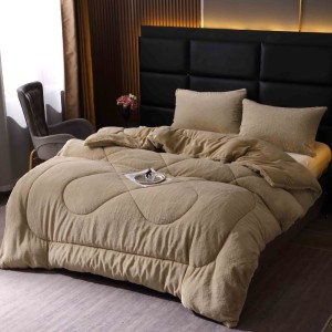 Pilota Groasă cu Fața din Blăniță Artificială de Iepure și Dos din CoCoLiNo Pufos, Umplutură Vatelină Siliconică, 200x230 cm + 2 fete de perna 50x70cm - Confort Termic Premium și Eleganță pentru Nopți Racoroase, Bej Pilota Groasă cu Fața din Blăniță Artificială de Iepure și Dos din CoCoLiNo Pufos, Umplutură Vatelină Siliconică, 200x230 cm + 2 fete de perna 50x70cm - Confort Termic Premium și Eleganță pentru Nopți Racoroase, Bej