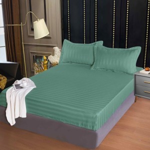 Cearșaf cu Elastic 160x200 cm – Damasc Finetat, 70% Bumbac, 2 Fețe de Pernă 55x80 cm, Verde Salvie – Confort Premium și Fixare Perfectă