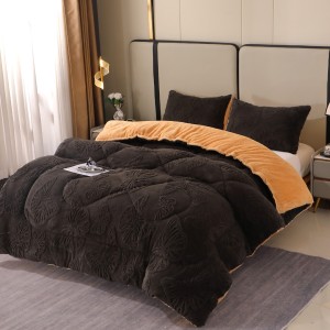 Pilota Groasă Cocolino Gofrat 3D cu Fluturi în Relief și Dos din Blăniță Sherpa, Umplutură Vatelină Siliconică, 200x230 cm + 2 Fețe de Pernă 50x70 cm - Căldură și Rafinament pentru Un Somn Odihnitor, Negru