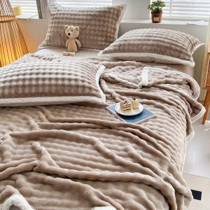 Pătură Premium, Blăniță Artificială Fină, 200x230cm + 2 Fețe de Pernă 52x78cm, cu Bordură din Blăniță Contrastantă – Confort și Eleganță în Fiecare Detaliu, Cappuccino