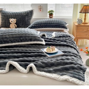 Pătură Premium, Blăniță Artificială Fină, 200x230cm + 2 Fețe de Pernă 52x78cm, cu Bordură din Blăniță Contrastantă – Confort și Eleganță în Fiecare Detaliu, Antracit