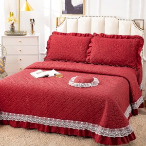 Cuvertură Matlasată, Pat Dublu, Bumbac Finet, 230x250cm, 4 piese, cu Volănașe și Dantelă Chantilly Alba, Rosu Cuvertură Matlasată, Pat Dublu, Bumbac Finet, 230x250cm, 4 piese, cu Volănașe și Dantelă Chantilly Alba, Rosu