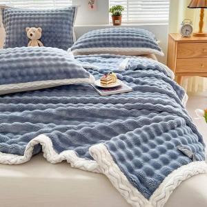 Pătură Premium, Blăniță Artificială Fină, 200x230cm + 2 Fețe de Pernă 52x78cm, cu Bordură din Blăniță Contrastantă – Confort și Eleganță în Fiecare Detaliu, Gri Albastrui