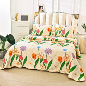 Cuvertură Matlasată din Bumbac Satinat, cu Bordură în Valuri (220x230 cm) + 2 Fețe de Pernă (60x80 cm), Crem, Flori de Primavara