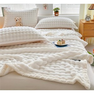 Pătură Premium, Blăniță Artificială Fină, 200x230cm + 2 Fețe de Pernă 52x78cm, cu Bordură din Blăniță Contrastantă – Confort și Eleganță în Fiecare Detaliu, Alb