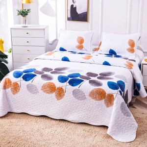 Cuvertură Matlasată din Bumbac Satinat, cu Bordură în Valuri (220x230 cm) + 2 Fețe de Pernă (60x80 cm), Alb, Frunze