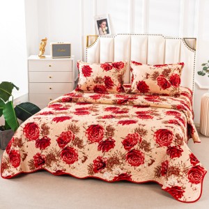 Cuvertură Matlasată din Bumbac Satinat, cu Bordură în Valuri (220x230 cm) + 2 Fețe de Pernă (60x80 cm), Bej, Trandafiri Rosii Cuvertură Matlasată din Bumbac Satinat, cu Bordură în Valuri (220x230 cm) + 2 Fețe de Pernă (60x80 cm), Bej, Trandafiri Rosii