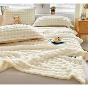 Pătură Premium, Blăniță Artificială Fină, 200x230cm + 2 Fețe de Pernă 52x78cm, cu Bordură din Blăniță Contrastantă – Confort și Eleganță în Fiecare Detaliu, Ivoire