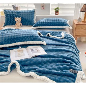 Pătură Premium, Blăniță Artificială Fină, 200x230cm + 2 Fețe de Pernă 52x78cm, cu Bordură din Blăniță Contrastantă – Confort și Eleganță în Fiecare Detaliu, Albastru