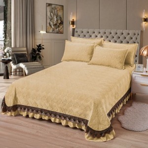 Cuvertura pat dublu, 3 piese, Catifea Matlasata 230x250cm + 2 fete de perne 50x70cm, Crem